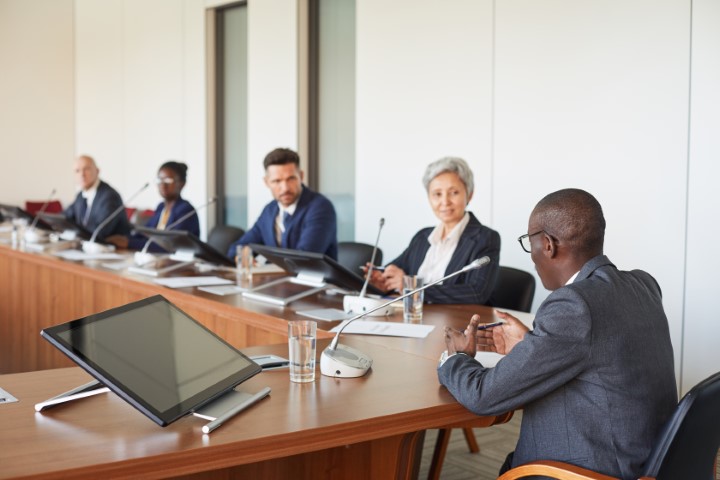 Do Managers Use Concurrent Disclosures to Obscure Bad News?